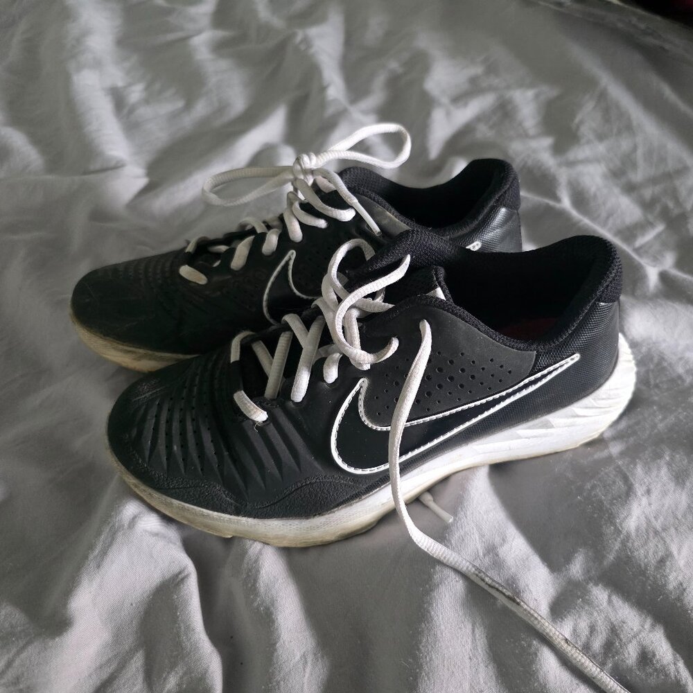 Big Girls softball turf shoes Nike size 4